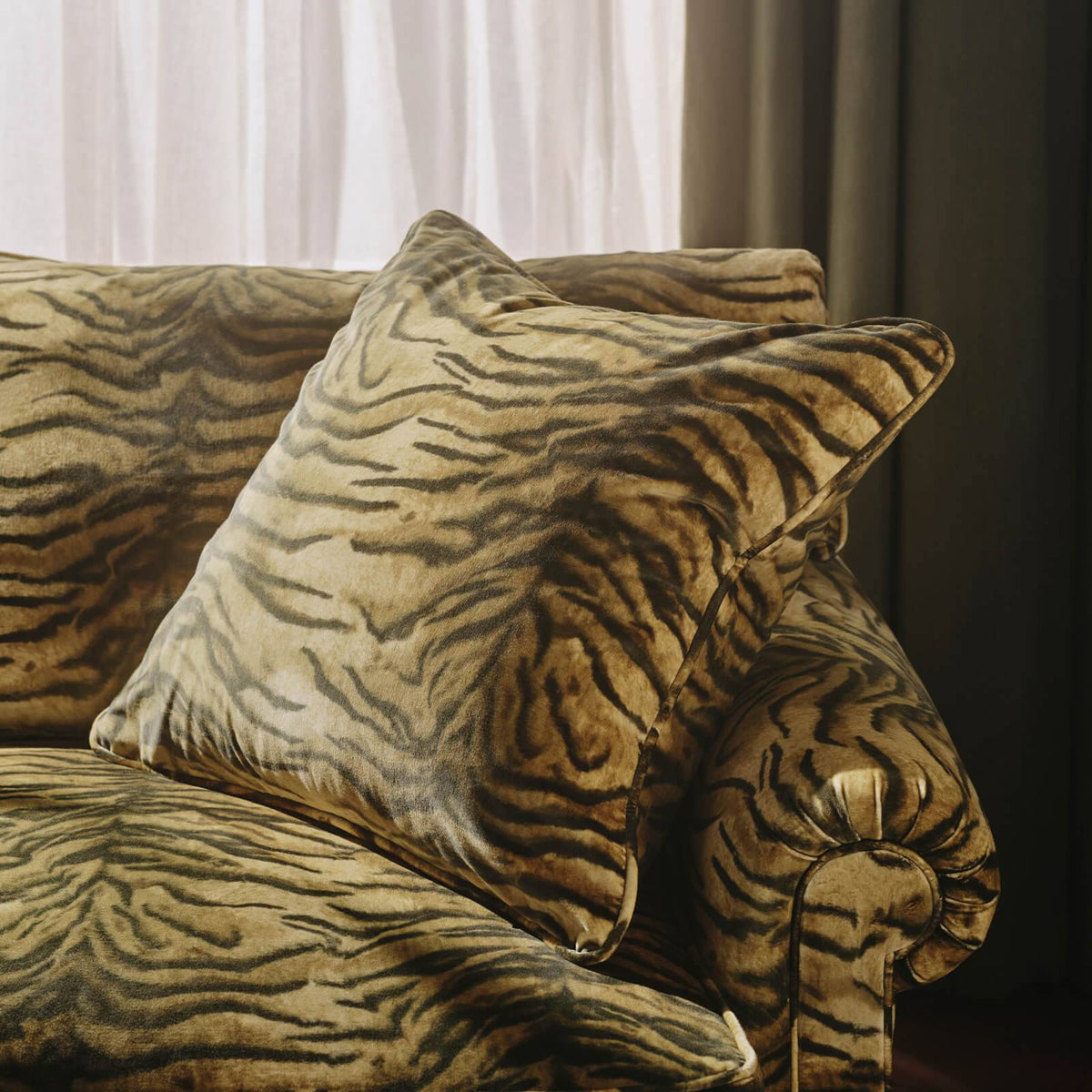 CASPIAN Velvet Large Piped Cushion - Umber