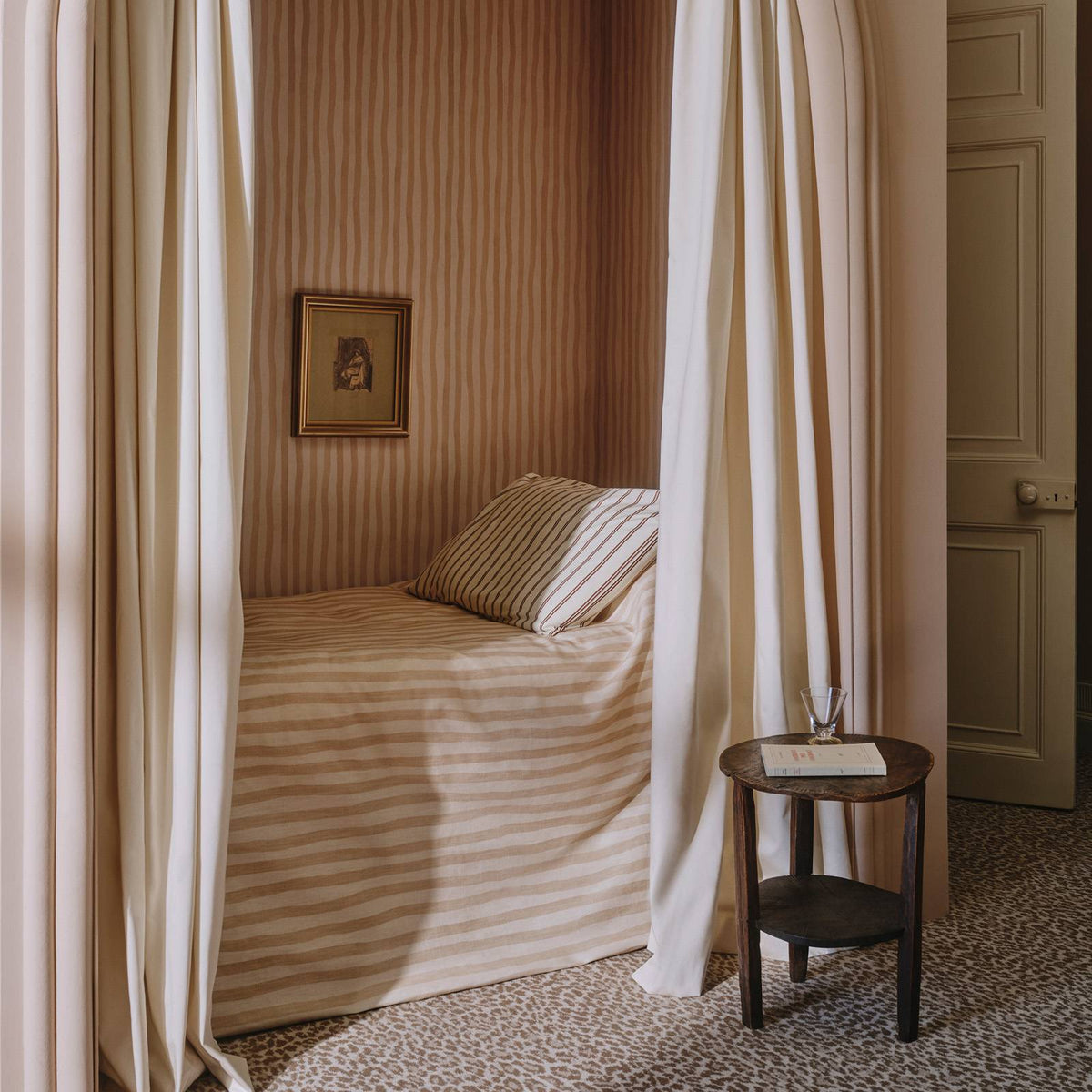 ARTIST'S STRIPE Wallpaper - Alabaster